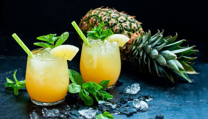Leia mais sobre o artigo Caipirinha de Abacaxi com Hortelã, Um Drink Para o Calor do Verão