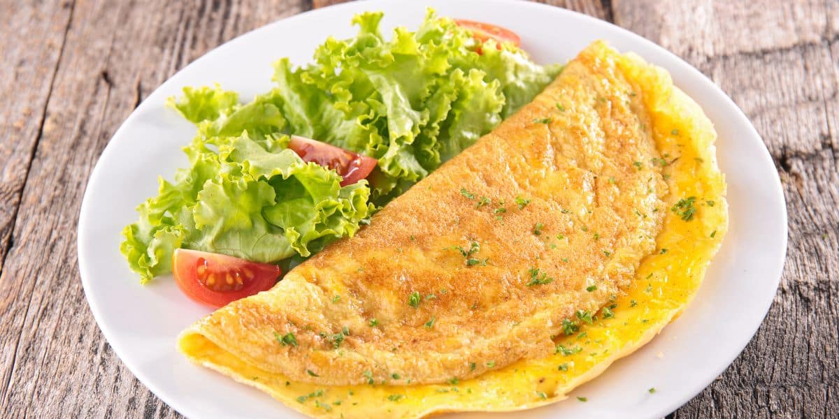 Leia mais sobre o artigo Receita de omelete simples e rápido perfeito para acompanhar o almoço da família