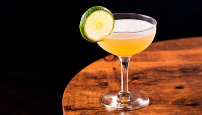 gimlet com cachaca aprenda a fazer este drink diferente e saboroso