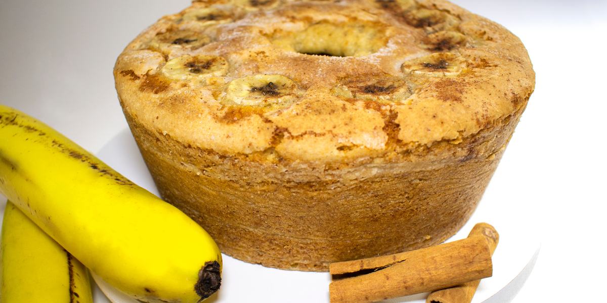 Leia mais sobre o artigo Receita de bolo de canela com banana delicioso e bem fofinho da vovó