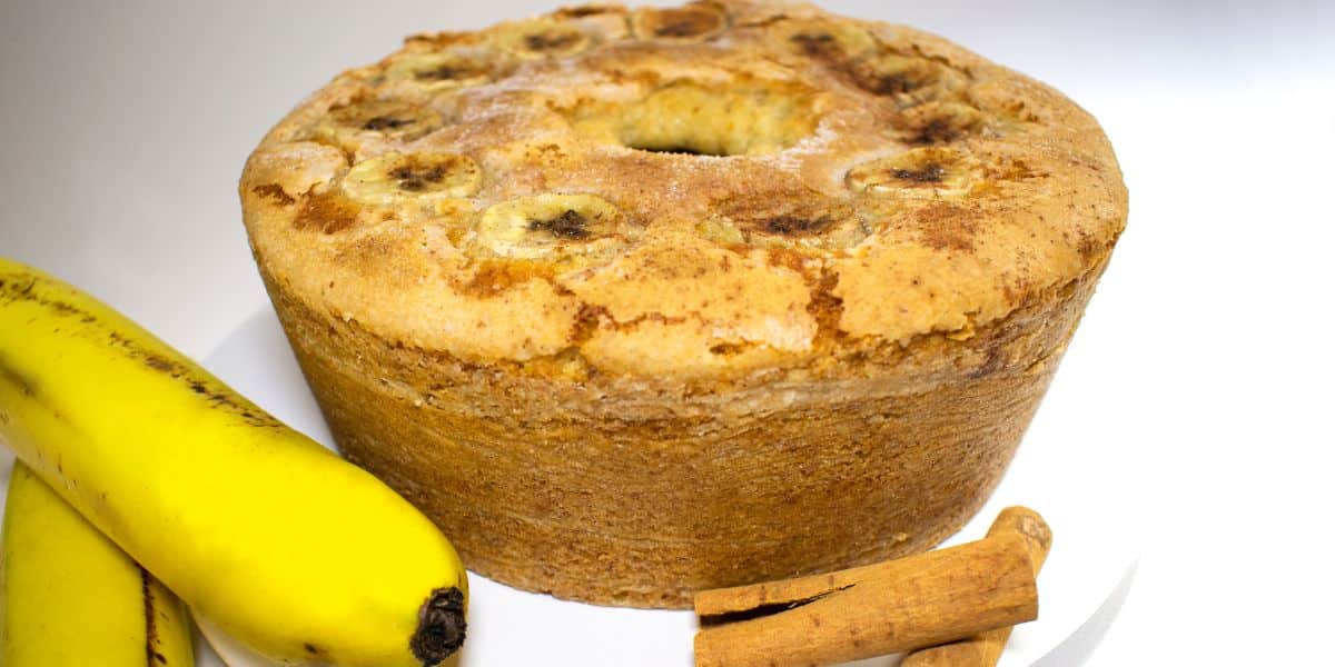 Leia mais sobre o artigo Bolo de banana sem glúten depois dessa receita você não vai querer outro bolo caseiro