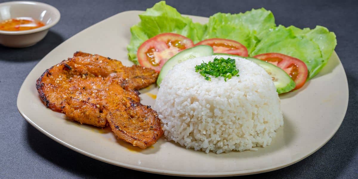 Leia mais sobre o artigo Como fazer arroz tradicional saboroso e bem rapidinho para acompanhar o almoço