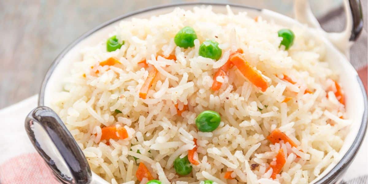 Leia mais sobre o artigo Aprendi a receita do arroz à grega que é uma verdadeira delícia e toda família vai amar