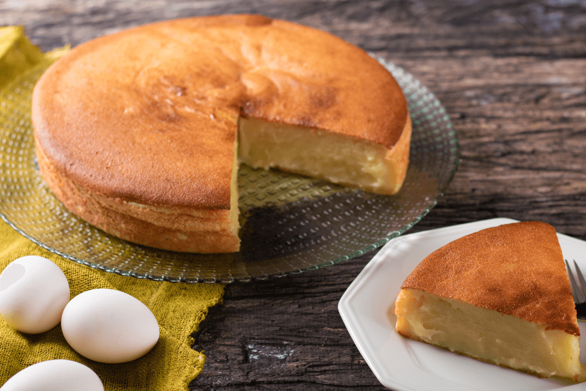 Você está visualizando atualmente Bolo de mandioca sem coco delicioso e muito fofinho fácil de fazer ideal para todas as ocasiões