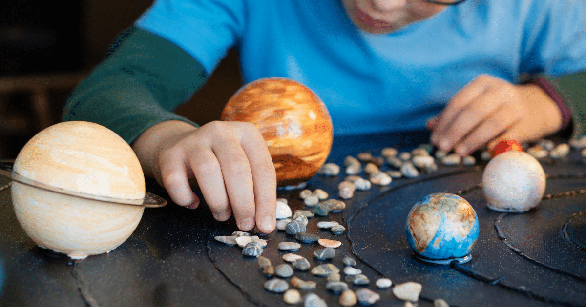 A Inovação Pedagógica em Cena: Tio Paulo Professor Infantil de Fortaleza Encanta a Web 5 As experiências pedagógicas inovadoras, como as praticadas pelo professor infantil em Fortaleza Tio Paulo, por Allan de Souza no Rio de Janeiro e tantos outros educadores com visão inovadora